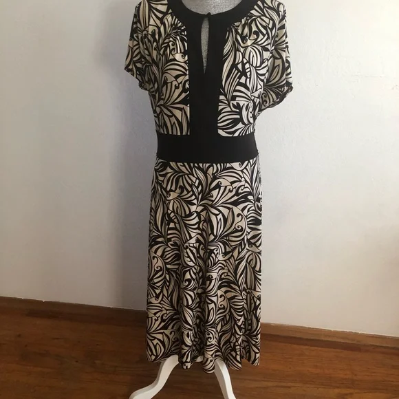 Scarlett Short Sleeves V-Neck Midi Patterned Dress - Picture 1 of 8